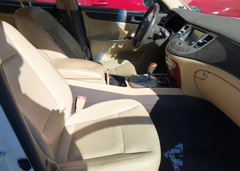 2013 Hyundai Genesis 3.8L z USA, uszkodzony, nr VIN KMHGC4DD6DU222062